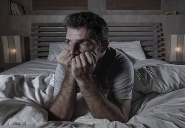 dramatik yatak duygu depresyon sorunu ve anksiyete krizi dalgın ve düşünceli acı endişeli Geceleri eve yatak uyanık yatan genç çekici üzgün ve depresyonda adam portresi