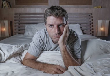 dramatik yatak duygu depresyon sorunu ve anksiyete krizi dalgın ve düşünceli acı endişeli Geceleri eve yatak uyanık yatan genç çekici üzgün ve depresyonda adam portresi