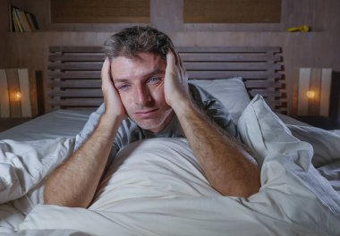 dramatik yatak duygu depresyon sorunu ve anksiyete krizi dalgın ve düşünceli acı endişeli Geceleri eve yatak uyanık yatan genç çekici üzgün ve depresyonda adam portresi
