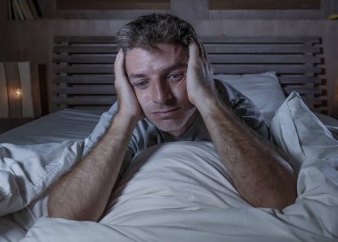 dramatik yatak duygu depresyon sorunu ve anksiyete krizi dalgın ve düşünceli acı endişeli Geceleri eve yatak uyanık yatan genç çekici üzgün ve depresyonda adam portresi