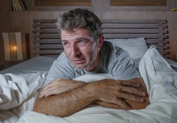 Dramatiska Porträtt Unga Attraktiva Ledsen Och Deprimerad Man Liggande Sängen — Stockfoto