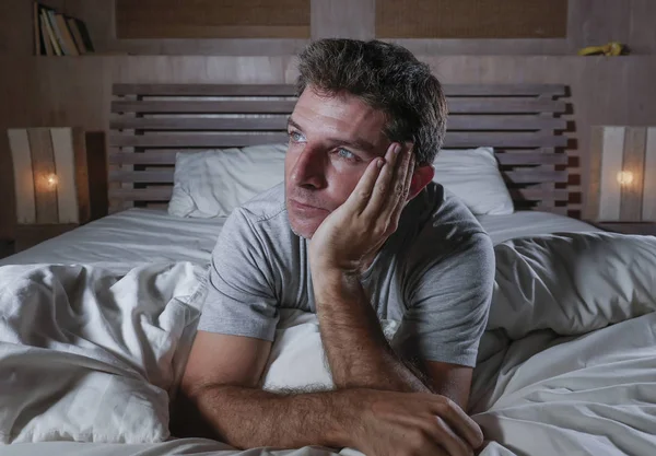 Drammatico Ritratto Giovane Attraente Uomo Triste Depresso Sdraiato Letto Sensazione — Foto Stock