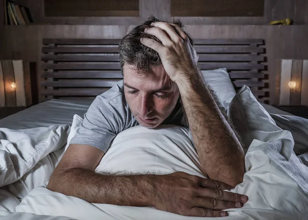 Retrato Dramático Jovem Atraente Triste Deprimido Homem Deitado Cama Sentindo — Fotografia de Stock