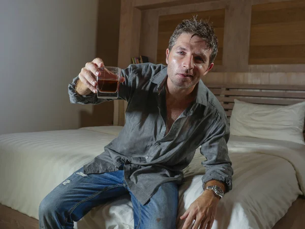 Młody Niechlujny Zmarnowane Pijany Mężczyzna Picie Whisky Szkła Domu Siedzi — Zdjęcie stockowe