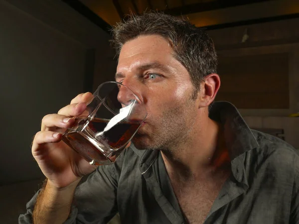 Rendetlen Elpusztít Részeg Fiatalember Ivás Üveg Whiskey Otthon Ágy Kalapált — Stock Fotó