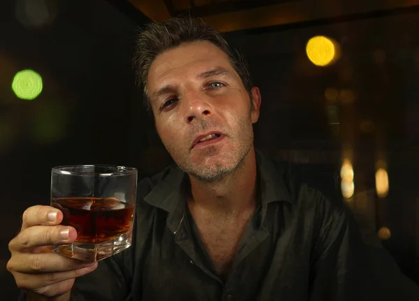 Rendetlen Elpusztít Fiatalember Részeg Éjszakai Klub Vagy Bár Iszik Whisky — Stock Fotó