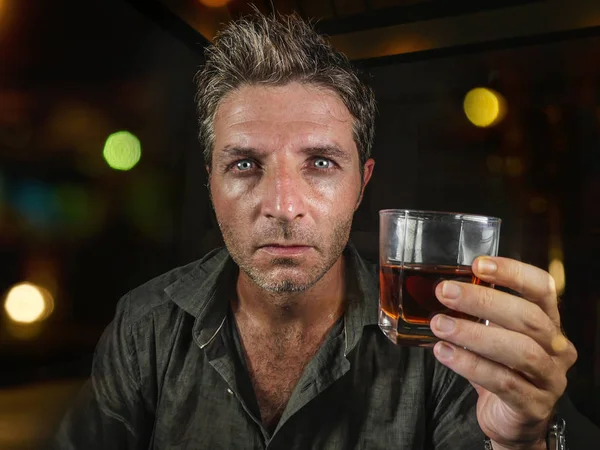 Rendetlen Elpusztít Fiatalember Részeg Éjszakai Klub Vagy Bár Iszik Whisky — Stock Fotó