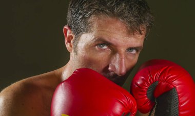 yüz portre genç çekici ve vahşi boks eldiven koyu arka plan üzerinde spor ve fitness egzersiz egzersiz izole savunma boksör duruş poz seyir yukarıya kapatmak 