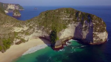 Drone ile tropik cenneti beyaz kum plaj üzerinde çek hava şaşırtıcı ve güzel turkuaz deniz sulu boya ile ada Nusa Penida Bali Endonezya uçurum rock