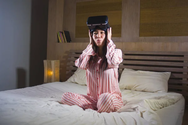 Joven Chica Feliz Emocionada Jugando Con Realidad Virtual Gafas Dispositivo — Foto de Stock