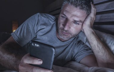 geç gece karanlık ışık cep telefonuyla internet bağımlılığı ve yaşam tarzı kavramı içinde sosyal medya online app zevk yatakta yatarken ağ ev yatak odası, genç çekici ve rahat adam