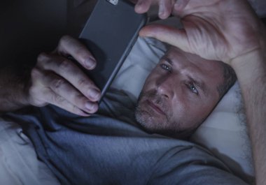 geç gece karanlık ışık cep telefonuyla internet bağımlılığı ve yaşam tarzı kavramı içinde sosyal medya online app zevk yatakta yatarken ağ ev yatak odası, genç çekici ve rahat adam