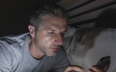 geç gece karanlık ışık cep telefonuyla internet bağımlılığı ve yaşam tarzı kavramı içinde sosyal medya online app zevk yatakta yatarken ağ ev yatak odası, genç çekici ve rahat adam