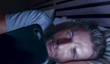 geç gece karanlık ışık cep telefonuyla internet bağımlılığı ve yaşam tarzı kavramı içinde sosyal medya online app zevk yatakta yatarken ağ ev yatak odası, genç çekici ve rahat adam