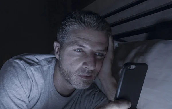 젊은이 인터넷 미디어 온라인 개념에 어두운에서 집에서 침대에 네트워킹의 라이프 — 스톡 사진