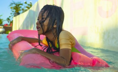 yaşam tarzı açık havada tatil resort Yüzme Havuzu gülümseyen içinde şişme sonraki kaygısız ve neşeli genç kız tatil kavramı ile eğleniyor genç mutlu ve sevimli kadın çocuk portresi