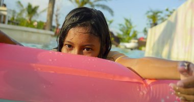 yaşam tarzı açık havada tatil resort Yüzme Havuzu gülümseyen içinde şişme sonraki kaygısız ve neşeli genç kız tatil kavramı ile eğleniyor genç mutlu ve sevimli kadın çocuk portresi