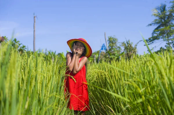 모자와 귀여운 드레스 개념을 즐기는 소녀에서 분야에서 미소에 달콤한 — 스톡 사진