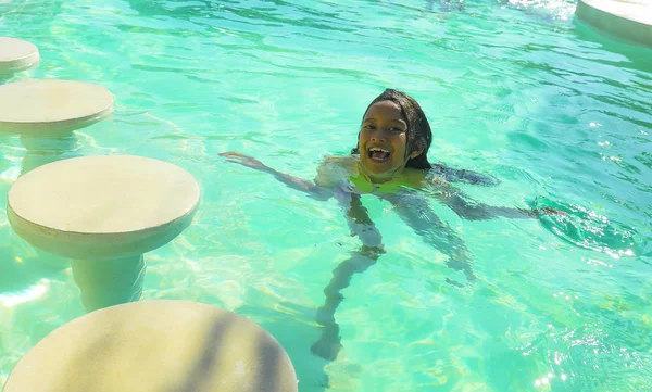 라이프 스타일 초상화의 리조트 즐기는 수영장에서 귀여운 수영복에 — 스톡 사진