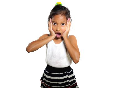 tatlı ve sevimli 7 veya 8 yaşında erkek çocuk şok ve güvensizlik ve beyaz arka plan üzerinde izole sürpriz yüz ifade ağız açma şaşırttı