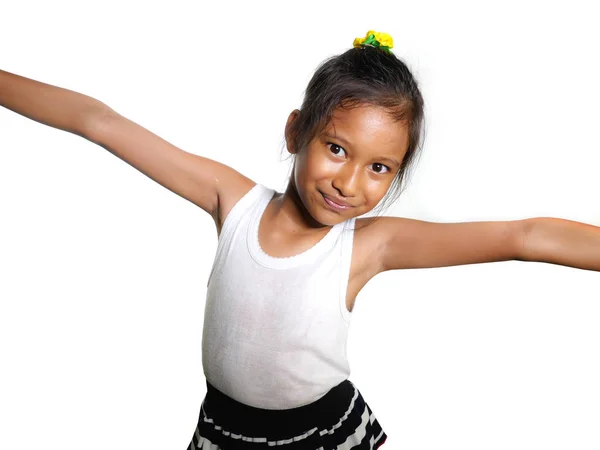 Retrato de bela feliz e animado misto etnia fêmea criança sorrindo alegre a jovem se divertindo no conceito de felicidade infantil isolado no fundo branco — Fotografia de Stock