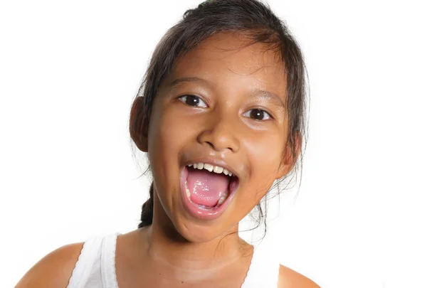 Retrato de bela feliz e animado misto etnia fêmea criança sorrindo alegre a jovem se divertindo no conceito de felicidade infantil isolado no fundo branco — Fotografia de Stock