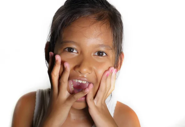 Retrato de bela feliz e animado misto etnia fêmea criança sorrindo alegre a jovem se divertindo no conceito de felicidade infantil isolado no fundo branco — Fotografia de Stock