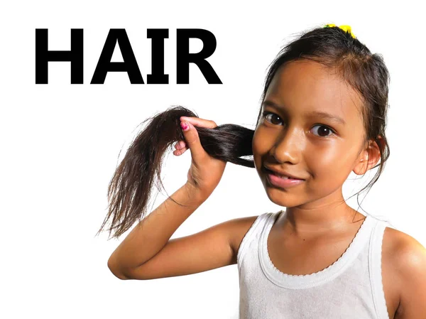 Angielski nauka, twarzy i ciała części szkoły karty z pięknym i szczęśliwym dzieckiem Azjatki, wyciągając włosy uśmiechający się wesoły zabawa podejmowania na białym tle — Zdjęcie stockowe