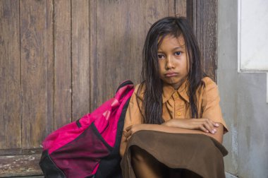 7 veya 8 yıl çocuk okul üniforması oturma açık havada üzgün ve depresyonda çantasını zorbalık acı merdiven ve yalnız ve çaresiz hissediyor bağımlılığı sorunu ile