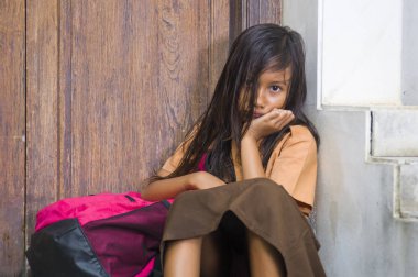 7 veya 8 yıl çocuk okul üniforması oturma açık havada üzgün ve depresyonda çantasını zorbalık acı merdiven ve yalnız ve çaresiz hissediyor bağımlılığı sorunu ile