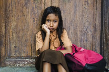 7 veya 8 yıl çocuk okul üniforması oturma açık havada üzgün ve depresyonda çantasını zorbalık acı merdiven ve yalnız ve çaresiz hissediyor bağımlılığı sorunu ile