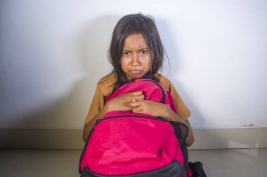 üzgün ve depresyonda 8 veya 9 yaşında çocuk okul üniforması oturuşta kötü ağladığını ile yerdeki korkmuş ve umutsuz zorbalık acı duygu çaresiz