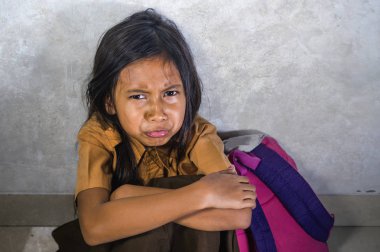 üzgün ve depresyonda 8 veya 9 yaşında çocuk okul üniforması oturuşta kötü ağladığını ile yerdeki korkmuş ve umutsuz zorbalık acı duygu çaresiz