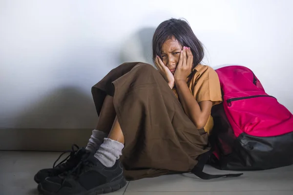 Üzgün ve depresyonda 8 veya 9 yaşında çocuk okul üniforması oturuşta kötü ağladığını ile yerdeki korkmuş ve umutsuz zorbalık acı duygu çaresiz — Stok fotoğraf