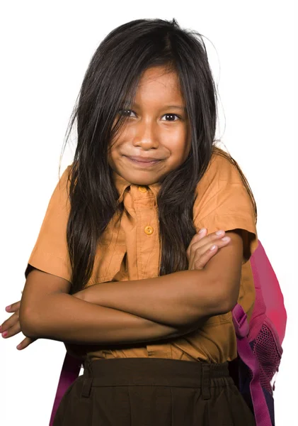 Retrato de bela criança feminina feliz e animado em uniforme escolar carregando saco de estudante sorrindo alegre isolado no fundo branco em volta ao conceito da escola — Fotografia de Stock