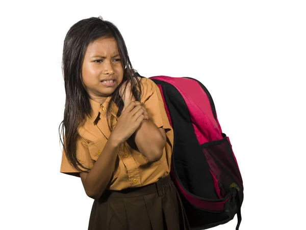 Retrato de chateado e bela criança feminina carregando saco escolar pesado cheio de livros didáticos e lição de casa lutando chateado e infeliz em material estudantil com sobrepeso — Fotografia de Stock