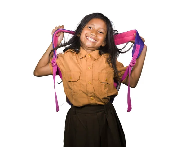 Retrato de bela criança feminina feliz e animado em uniforme escolar carregando saco de estudante sorrindo alegre isolado no fundo branco em volta ao conceito da escola — Fotografia de Stock
