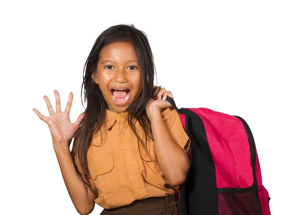 Retrato de bela criança feminina feliz e animado em uniforme escolar carregando saco de estudante sorrindo alegre isolado no fundo branco em volta ao conceito da escola — Fotografia de Stock