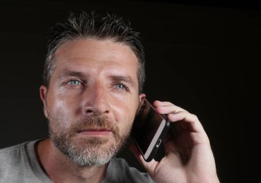 cep telefonu siyah arka plan duygu rahat ve neşeli izole iş konuşmayı konuşurken mutlu ve çekici beyaz delikanlı 