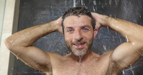 Retrato facial natural de hombre joven atractivo y feliz en casa o gimnasio baño disfrutando de la ducha de la mañana lavándose el cabello con champú relajado y alegre — Foto de Stock