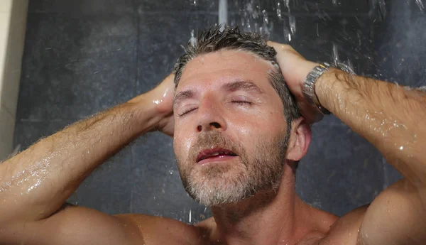 Retrato facial natural de hombre joven atractivo y feliz en casa o gimnasio baño disfrutando de la ducha de la mañana lavándose el cabello con champú relajado y alegre — Foto de Stock