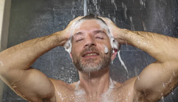 Ritratto facciale naturale di giovane uomo attraente e felice a casa o in palestra bagno godendo doccia mattutina lavarsi i capelli con shampoo rilassato e allegro — Foto Stock