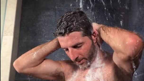 生活方式拍摄的年轻有吸引力和快乐的男人在家里或健身房享受早晨淋浴洗他的头发与洗发水放松和愉快的卫生和美容概念 — 图库视频影像