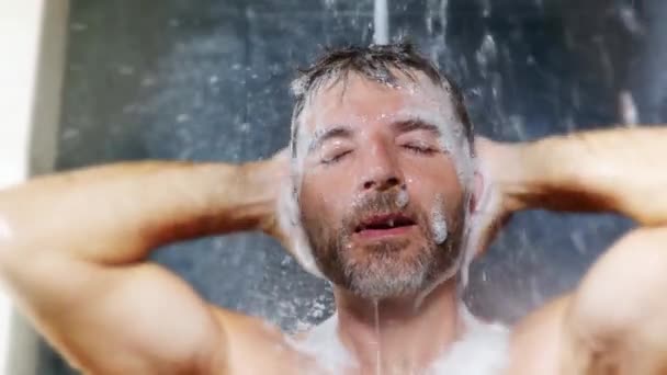 Estilo Vida Tiro Jovem Atraente Feliz Homem Casa Banheiro Ginásio — Vídeo de Stock