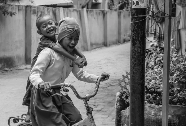 Gili ada motorlu araçlar yasaklanmıştır. Çocuklar onların bisiklet kaygısız ve güvenli olmadan kamyon veya çevresinde motosiklet binmek 