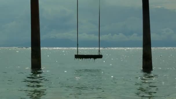 亚洲暑假旅游和旅游目的地 在印度尼西亚龙目岛吉里岛海滩的海水中设置的秋千的美丽景色 — 图库视频影像