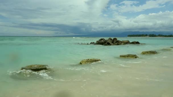 Прекрасный Вид Тропический Пляж Удивительное Море Голубой Бирюзовой Воды Острове — стоковое видео