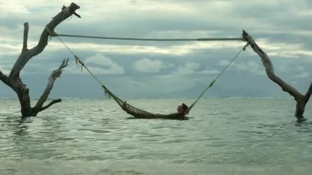 Man Liggen Ontspannen Gelukkig Slapende Siesta Zee Hangmat Verbazingwekkende Ingesteld — Stockvideo