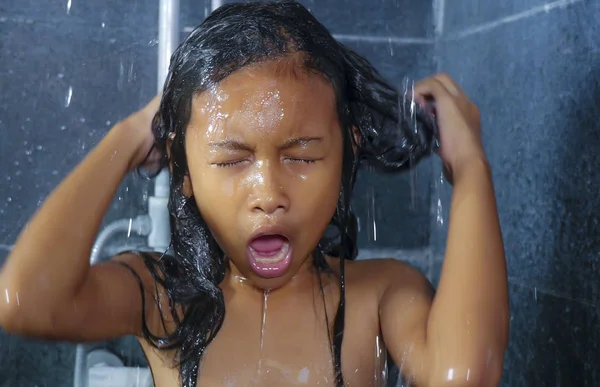 Livsstil hem stående söt och glad kvinna barn har dusch i badrummet tvätta hennes hår i hygien utbildning koncept — Stockfoto