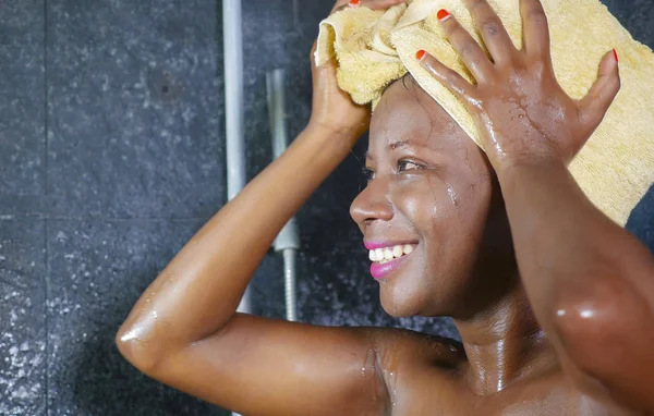 Портрет способу життя молодих красивих чорний афро American woman з душем з головою загорнути в рушник, посміхаючись веселий гігієни та краси концепції — стокове фото